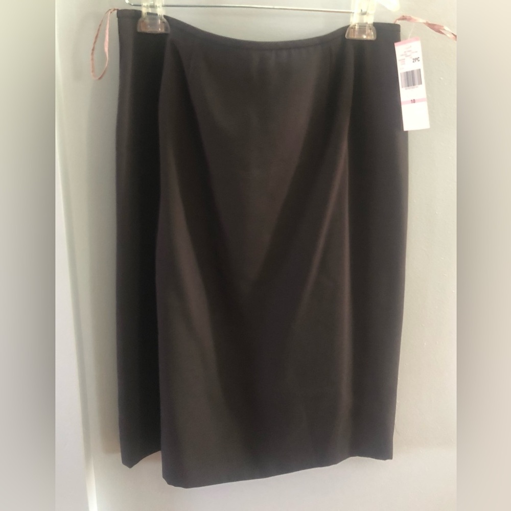 Jones Wear women’s skirt suit in chocolate and beige - Picture 5 of 13